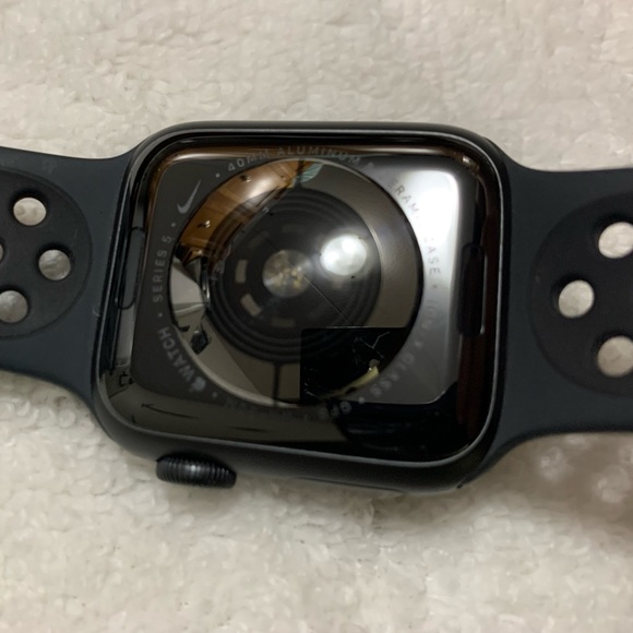 Series 5 Nike Apple Watch in pristine condition (battery health still at 100%). - Picture 6 of 7